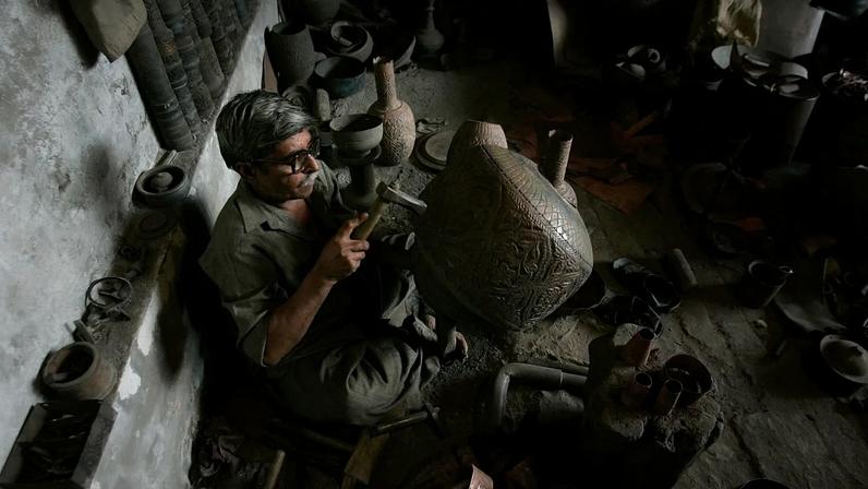 Vídeo mostra retratos gravados em lápides no Paquistão para preservar memórias