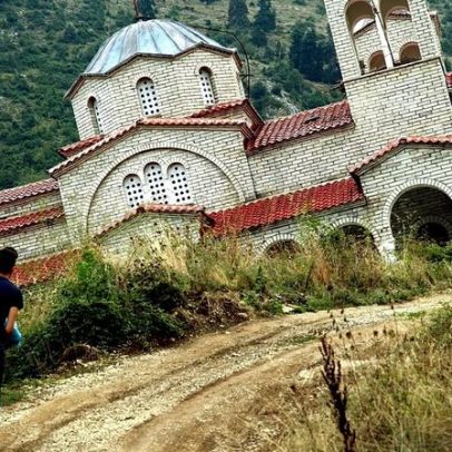 Igreja na Tessália rouba a glória à Torre de Pisa