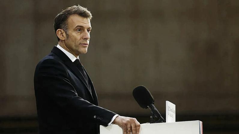 O Presidente francês Emmanuel Macron discursa junto ao submarino "Le Temeraire" numa base da Marinha em Crozon, 2 de março de 2026