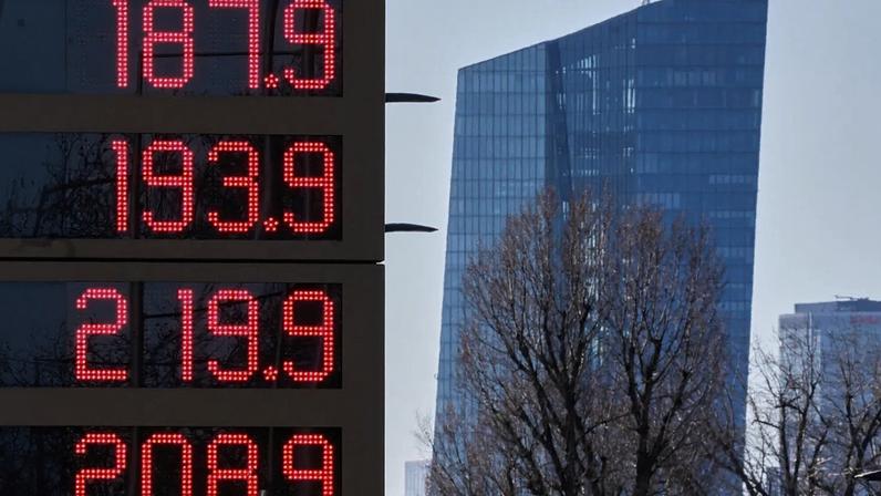 Preços dos combustíveis exibidos num posto de abastecimento com o Banco Central Europeu ao fundo, em Frankfurt, Alemanha, segunda-feira, 2 de março de 2026.