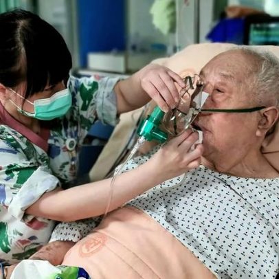 Por que os idosos enfrentam maiores riscos com COVID-19 ou gripe