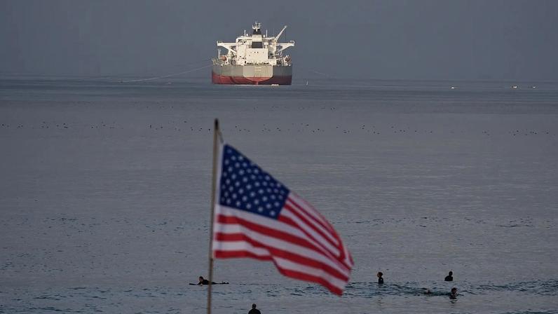 ARQUIVO. Petroleiro navega ao largo da costa da Califórnia.