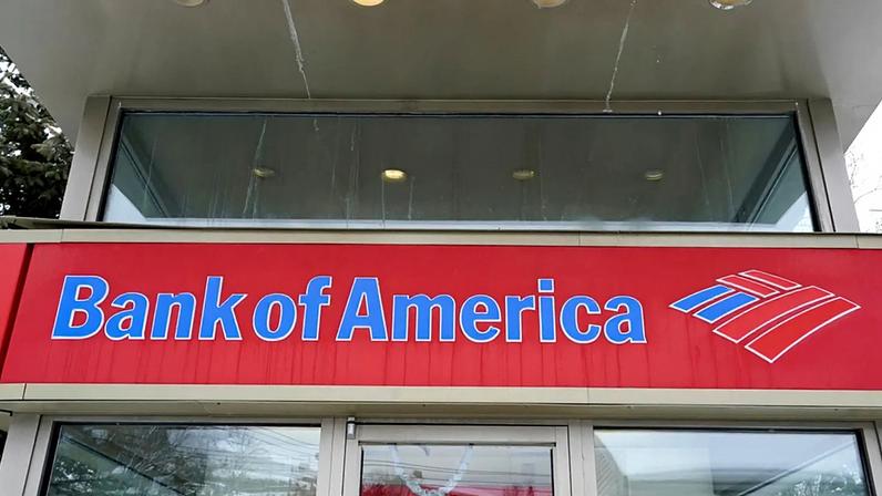 FOTO DO ARQUIVO - Um ATM do Bank of America é visto na quarta-feira, 3 de fevereiro de 2021, em Winchester, Massachusetts.