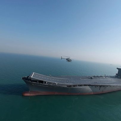 EUA afirmam ter atingido porta-drones iraniano, que está em chamas