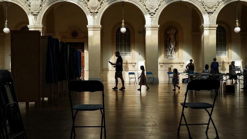 França 2026: autárquicas com cadeiras vazias e tensões verbais