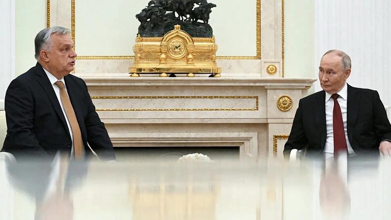 Viktor Orban e Vladimir Putin em Moscovo em 2025