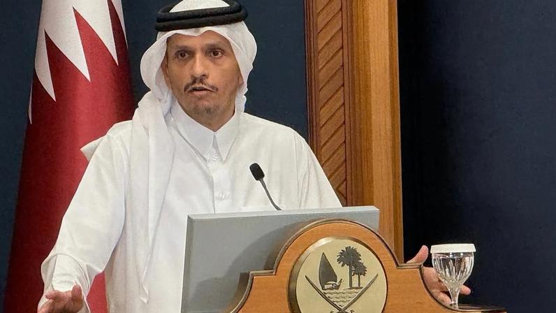 O Primeiro-Ministro e Ministro dos Negócios Estrangeiros do Qatar, Sheikh Mohammed bin Abdulrahman Al Thani, durante uma conferência de imprensa conjunta com o Ministro dos Negócios Estrangeiros da Turquia, Hakan Fidan, em Doha