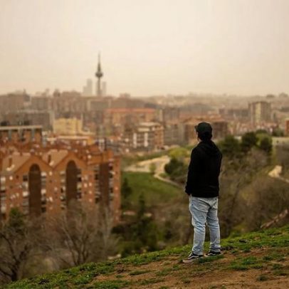 Europa nos céus alaranjados pela chegada de nuvem de pó do Saara
