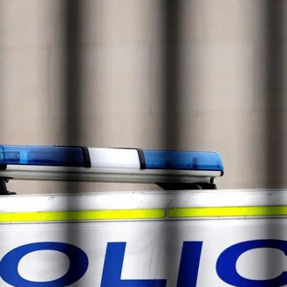 Homem detido após atropelar multidão em Derby; sete feridos