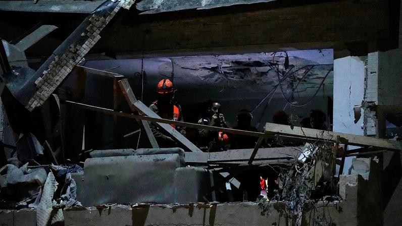 Forças de segurança israelitas inspecionam um apartamento atingido por um míssil iraniano que matou duas pessoas em Ramat Gan