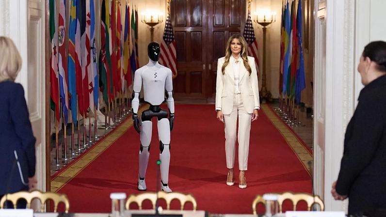 Primeira-dama Melania Trump chega acompanhada por um robô para participar na cimeira global "Fostering the Future Together Global Coalition Summit"