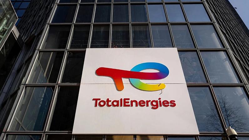 Arquivo - Logótipo da TotalEnergies na sede da empresa, no arranha-céus do bairro de negócios de La Défense, em Courbevoie, perto de Paris, França, 1 de março de 2023.