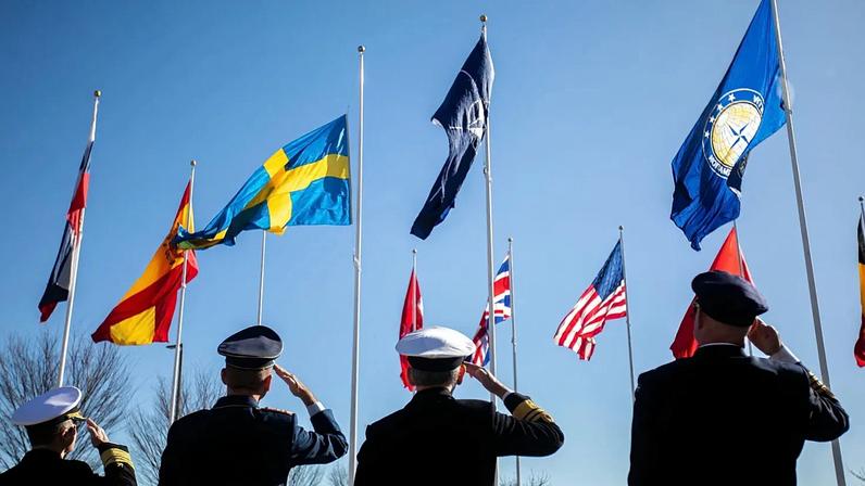 ARQUIVO: Os líderes que representam o quartel-general da NATO em Norfolk prestam continência enquanto a bandeira sueca é hasteada no exterior do Comando Aliado da Transformação da NATO durante uma cerimónia, 11 de março de 20