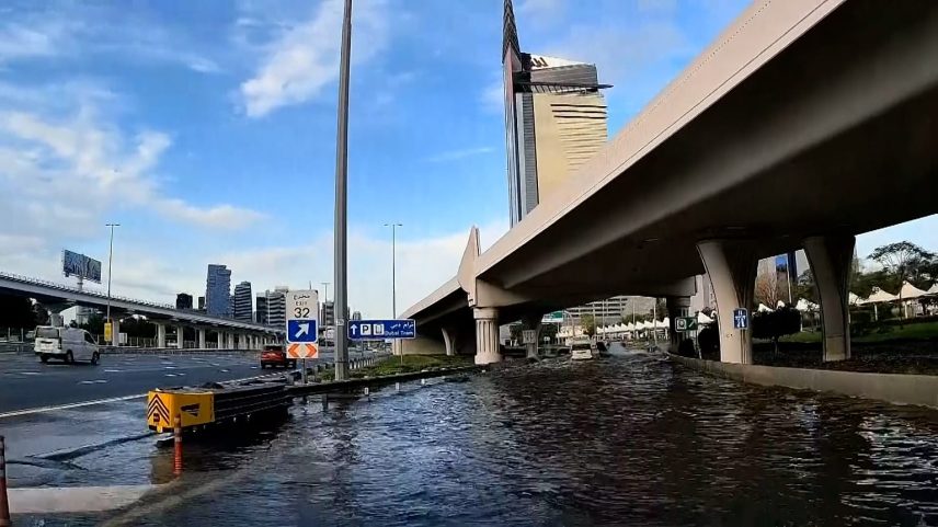 Ruas inundadas no Dubai