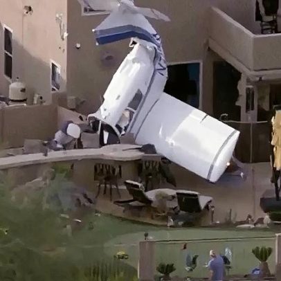 Avião ligeiro despenha-se em duas casas em Phoenix; três feridos