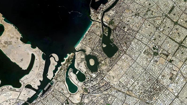 Esta imagem de satélite fornecida pelo Planet Labs PBC mostra o rescaldo de um ataque aéreo ao Dubai, a 1 de março de 2026
