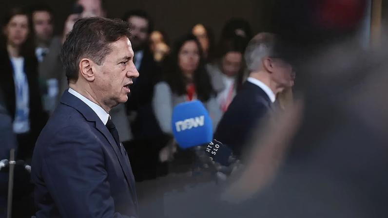 O primeiro-ministro da Eslovénia, Robert Golob, fala com os meios de comunicação social no edifício do Conselho Europeu em Bruxelas, 19 de março de 2026