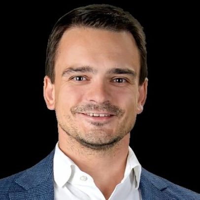 Apito inicial marca início do jogo em Belém