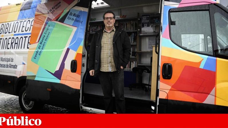 O bibliotecário Luís Barradas, responsável pela biblioteca itinerante