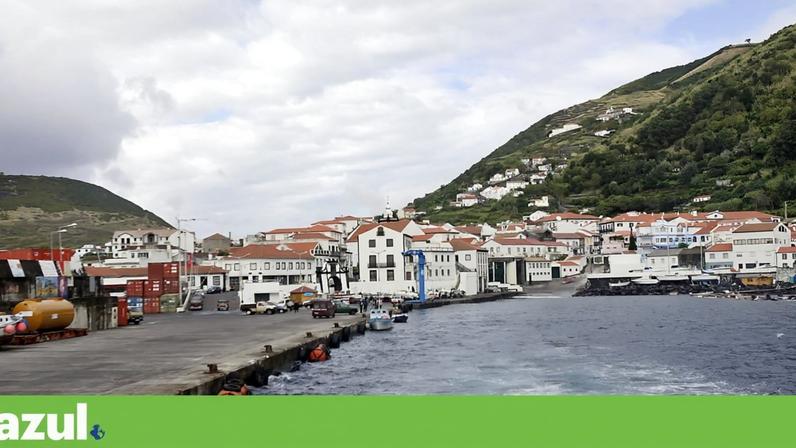 A povoação de Velas, na ilha de São Jorge, vista do porto