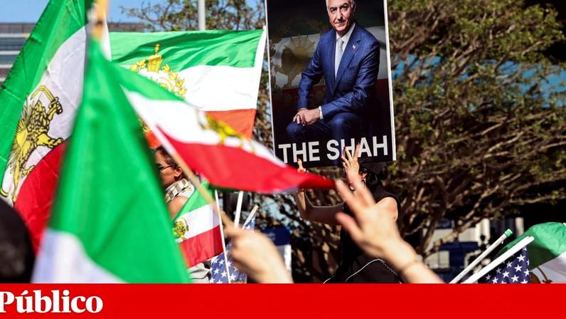 Manifestantes iranianos em Los Angeles empunham cartazes com o rosto de Reza Pahlavi