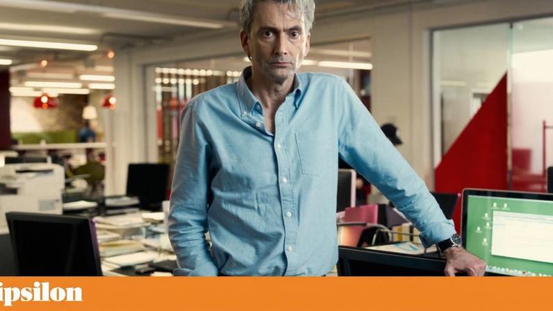 David Tennant como Nick Davies no cenário que recria a redacção do diário *The Guardian*