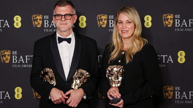 Há uma semana, *Batalha Atrás de Batalha*, de Paul Thomas Anderson, aqui com a produtora Sara Muprhy, teve seis prémios nos BAFTA, em Londres