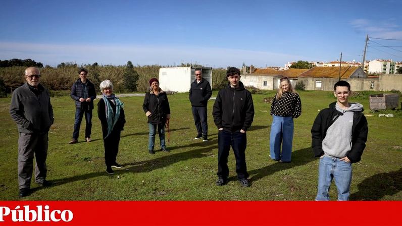 Membros da cooperativa Brejos Faria, que vai construir 18 habitações na freguesia de Alhos Vedros, município da Moita