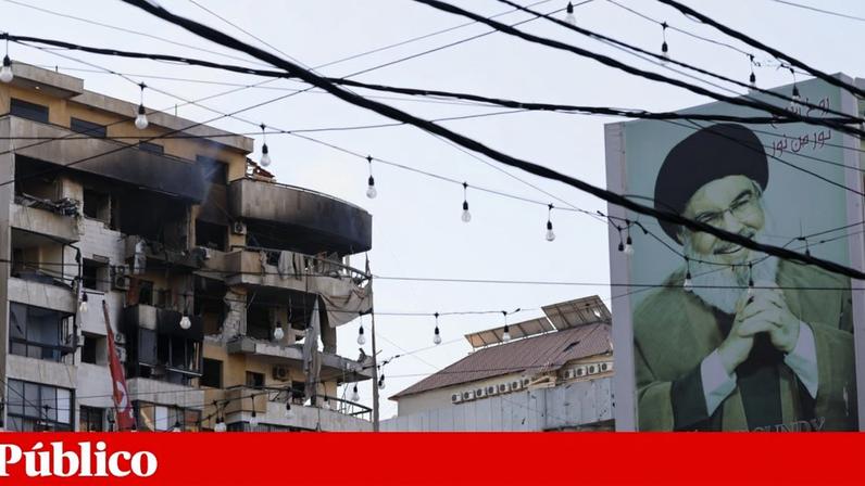 Um cartaz de Hassan Nasrallah junto de um prédio atacado por Israel nos subúrbios de Beirute