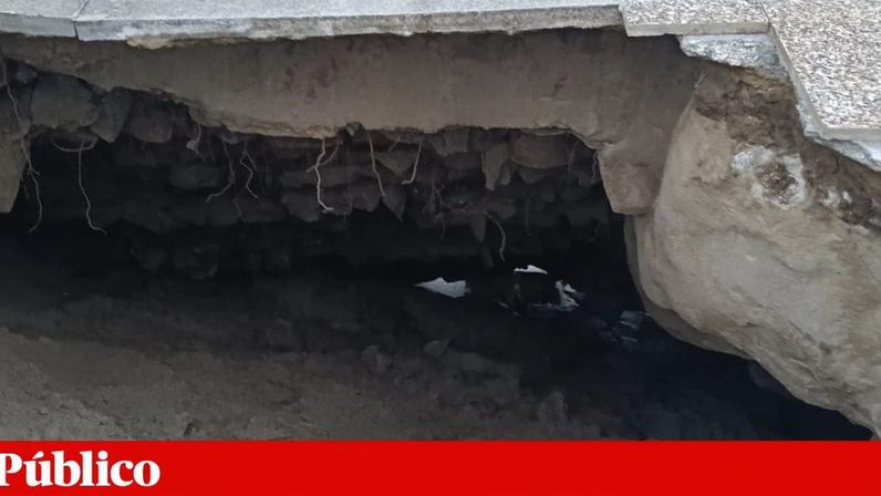 Os danos provocados pela agitação marítima no paredão de Moledo