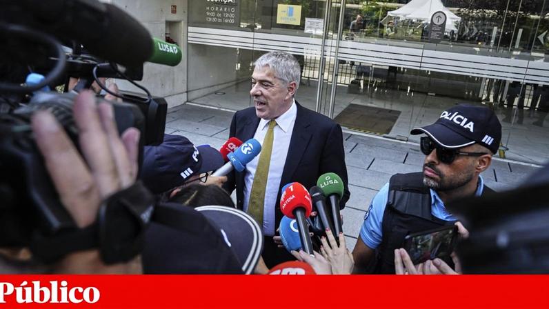 José Sócrates à porta do tribunal no primeiro dia do julgamento da Operação Marquês, em Julho do ano passado.