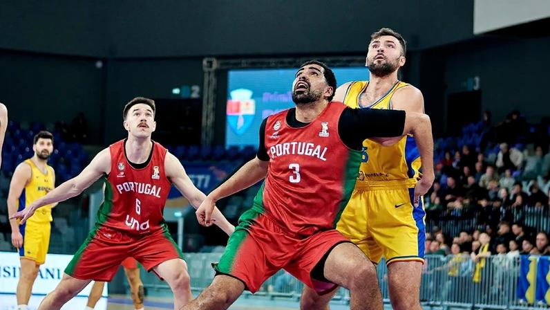 Ricardo Monteiro na luta das tabelas durante o jogo com a Roménia, em Pitesti