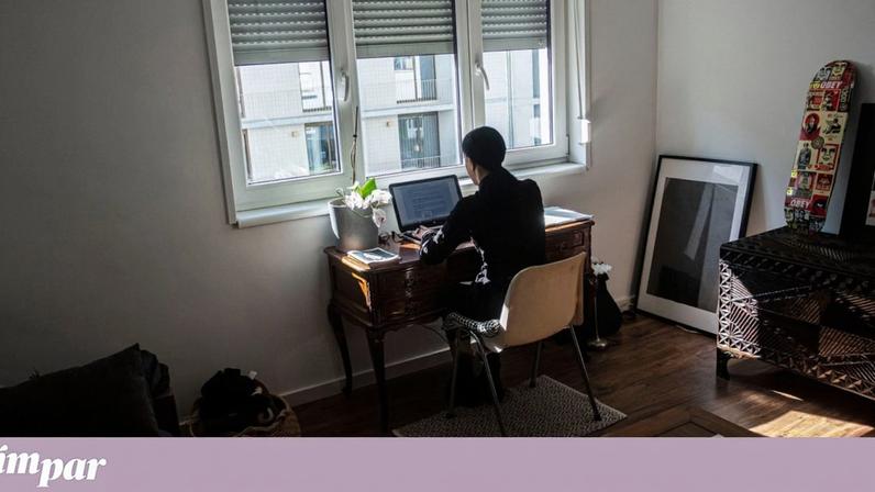 Quando os jovens vivem com os pais até uma idade mais avançada, por vezes sentem que ainda têm uma vida "igual ao secundário", como conta Mafalda, de 26 anos