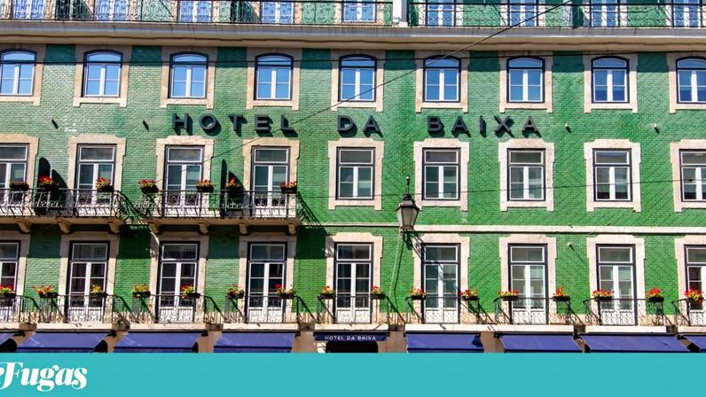 Os azulejos verdes do edifício pombalino destacam-se na rua da Prata