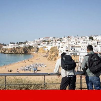 Rochedo da praia do Peneco, em Albufeira, entra em queda livre