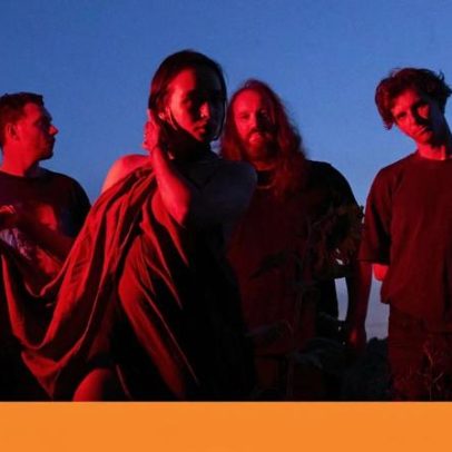 Caos em Mandy, Indiana: moradores discutem dança e expulsão de demónios