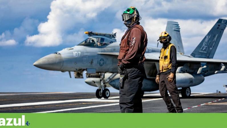 Elementos da Marinha dos EUA observam as operações do convés de voo no porta-aviões que opera em apoio ao ataque da Operação Epic Fury ao Irão