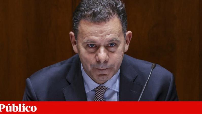 Luís Montenegro regressou ao Parlamento para um debate marcado pela guerra no Irão