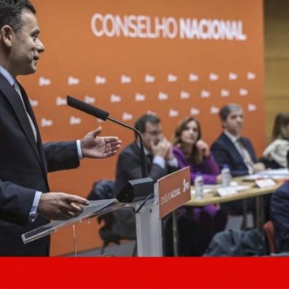 Montenegro propõe eleições no PSD em Maio e desafia Passos Coelho a concorrer
