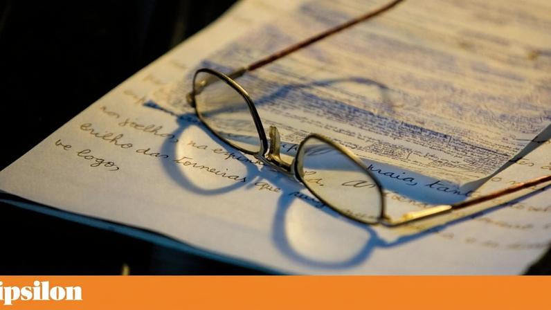 Os óculos de António Lobo Antunes e os seus apontamentos durante uma entrevista em 2008