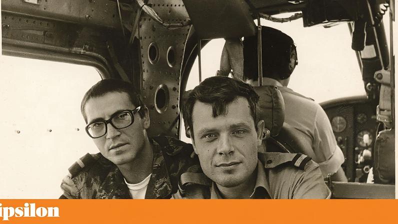 António Lobo Antunes em primeiro plano, numa fotografia tirada em Angola, onde esteve destacado dois anos durante a Guerra Colonial