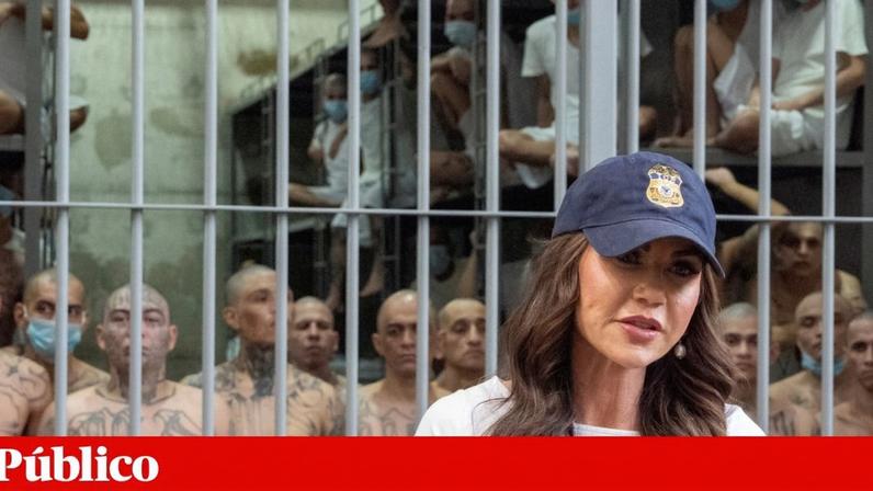 Kristi Noem de visita a uma das prisões em El Salvador
