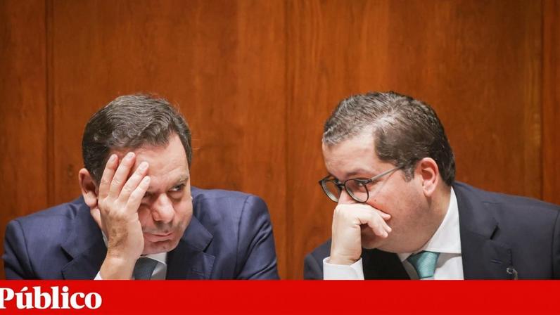 Primeiro-ministro, na foto com Miranda Sarmento, afastava, há duas semanas, necessidade de um rectificativo, pelo menos "neste momento"