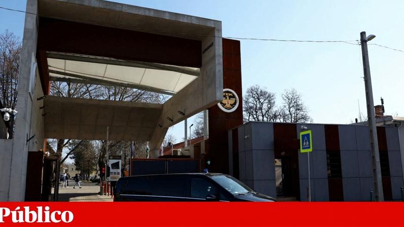Um automóvel sai do quartel-general do Centro de Combate ao Terrorismo (TEK) da Hungria, em Budapeste