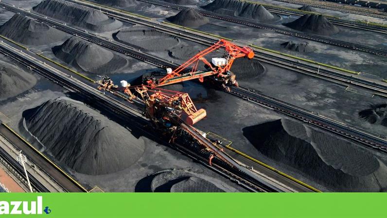 Vista aérea das máquinas no terminal de carvão do Porto de Huanghua, na província de Hebei, na China