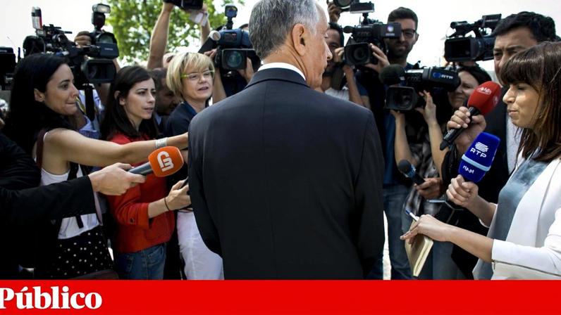 Marcelo Rebelo de Sousa em Junho de 2016 rodeado de jornalistas
