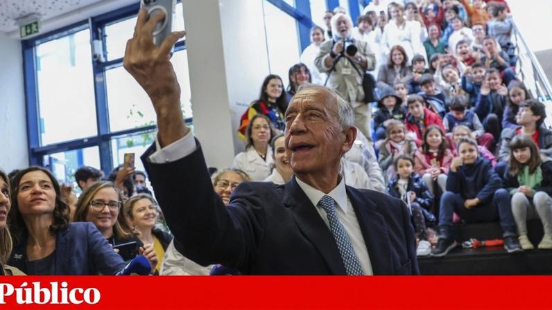 O Presidente da República tira uma selfie com alunos na Escola Secundária José Saramago, em Mafra, em 2022 — uma das muitas centenas que tirou nos últimos anos