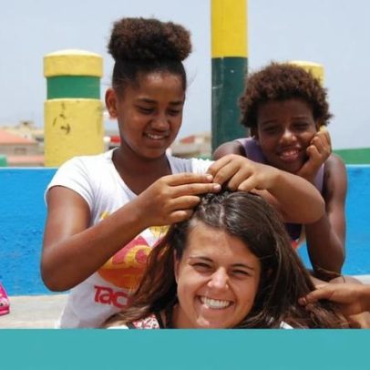 Quatro viajantes mulheres sonham em dar a volta ao mundo