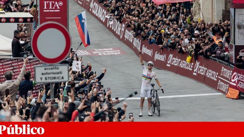 Tadej Pogacar ovacionado pela multidão na chegada a Siena