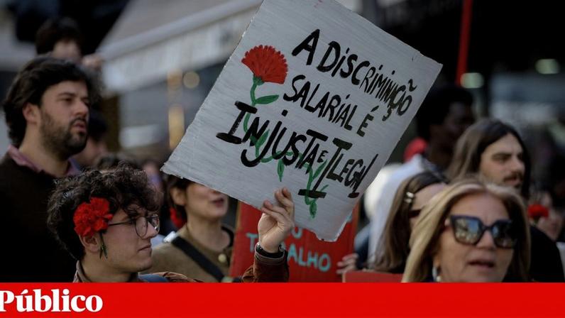 Marcha no Porto promovida pelo Movimento Democrático de Mulheres sob o lema “Vida com dignidade. Direitos com igualdade”